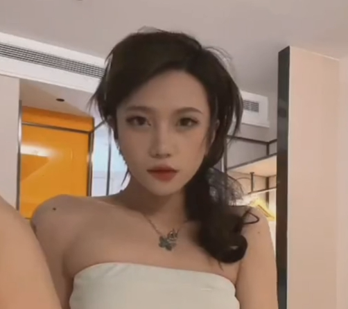 틴더 CD 실물, 누가 봐도 여자